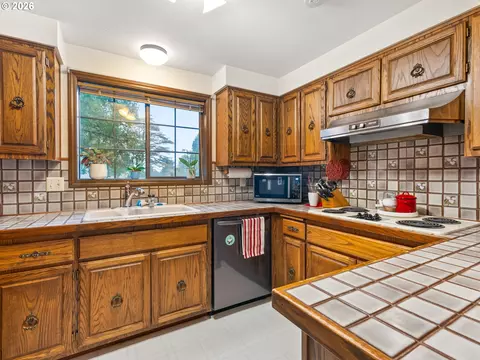Kitchen - 1333 SW 19th Dr, Gresham, OR 97080 photo 2 of 2