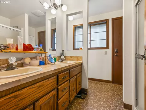 Bath - 1333 SW 19th Dr, Gresham, OR 97080 photo 1 of 4