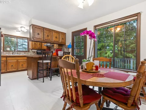 Dining - 1333 SW 19th Dr, Gresham, OR 97080 photo 3 of 3