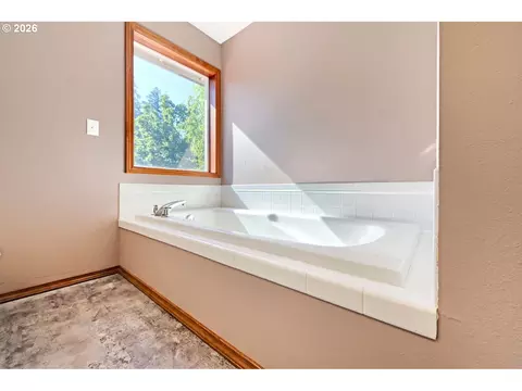 Bath - 15052 SE Pinegrove Loop, Clackamas, OR 97015 photo 2 of 4