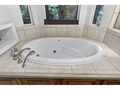 Bath - 5938 View Loop, Florence, OR 97439 photo 2 of 7