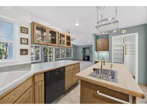 Kitchen - 5938 View Loop, Florence, OR 97439 photo 4 of 5