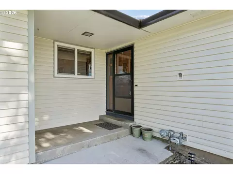 Exterior - 1450 SW 26th Ct, Gresham, OR 97080 photo 3 of 6