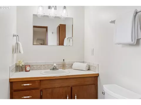 Bath - 1450 SW 26th Ct, Gresham, OR 97080 photo 1 of 4