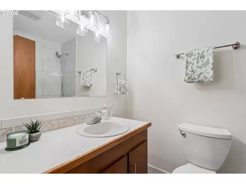 Bath - 1450 SW 26th Ct, Gresham, OR 97080 photo 2 of 4