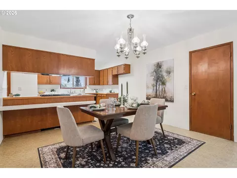 Dining - 1450 SW 26th Ct, Gresham, OR 97080 photo 3 of 4