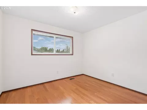 Bedroom - 1450 SW 26th Ct, Gresham, OR 97080 photo 3 of 8