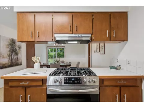 Kitchen - 1450 SW 26th Ct, Gresham, OR 97080 photo 5 of 7