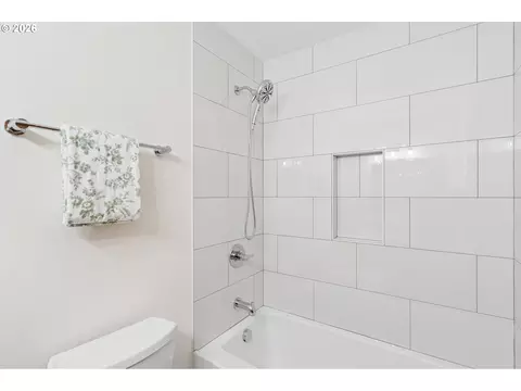 Bath - 1450 SW 26th Ct, Gresham, OR 97080 photo 3 of 4