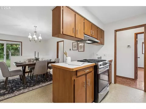 Kitchen - 1450 SW 26th Ct, Gresham, OR 97080 photo 4 of 7