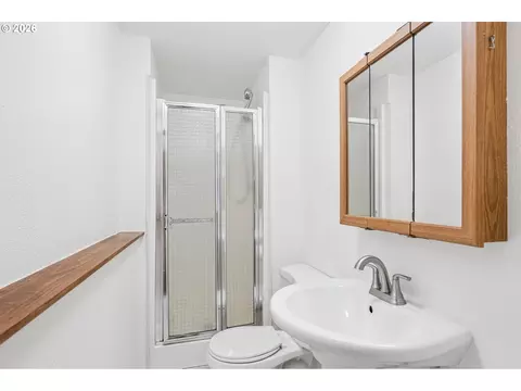 Bath - 1450 SW 26th Ct, Gresham, OR 97080 photo 4 of 4