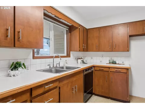 Kitchen - 1450 SW 26th Ct, Gresham, OR 97080 photo 1 of 7