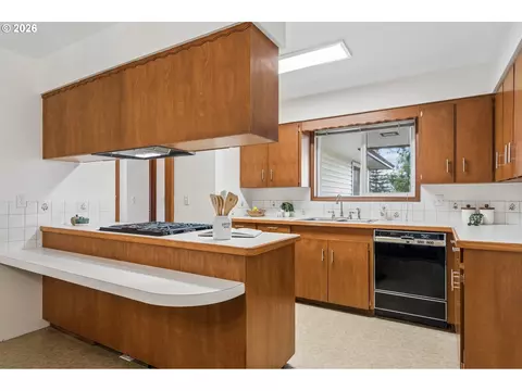 Kitchen - 1450 SW 26th Ct, Gresham, OR 97080 photo 6 of 7