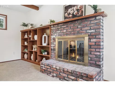 Living - 1450 SW 26th Ct, Gresham, OR 97080 photo 2 of 7