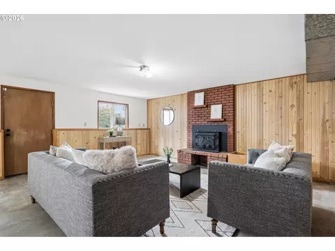 Living - 1450 SW 26th Ct, Gresham, OR 97080 photo 5 of 7