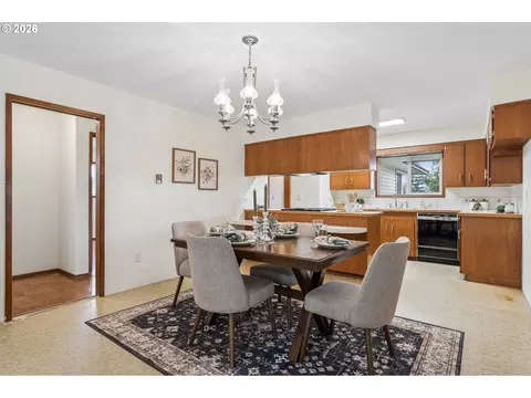 Dining - 1450 SW 26th Ct, Gresham, OR 97080 photo 4 of 4