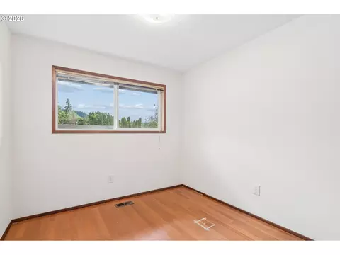 Bedroom - 1450 SW 26th Ct, Gresham, OR 97080 photo 1 of 8