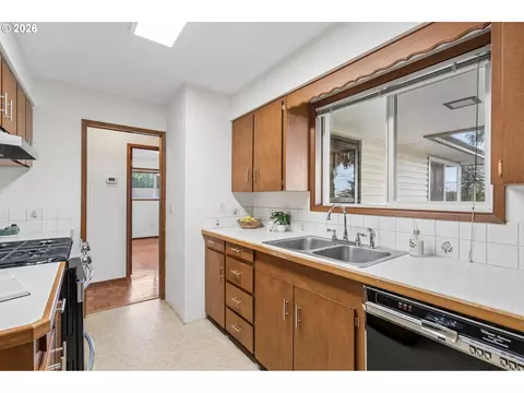 Kitchen - 1450 SW 26th Ct, Gresham, OR 97080 photo 3 of 7