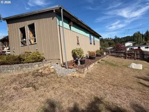 Exterior - 430 23rd St, Myrtle Point, OR 97458 photo 5 of 9