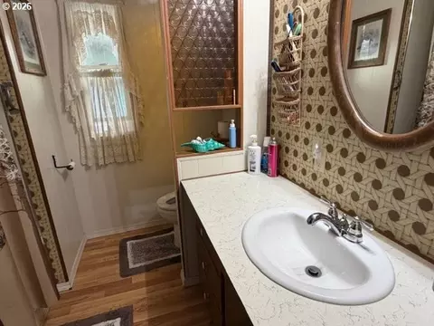 Bath - 430 23rd St, Myrtle Point, OR 97458 photo 1 of 2