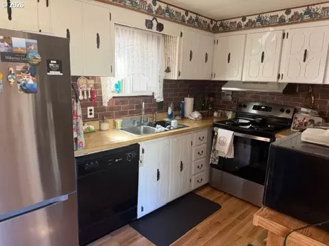 Kitchen - 430 23rd St, Myrtle Point, OR 97458 photo 1 of 1