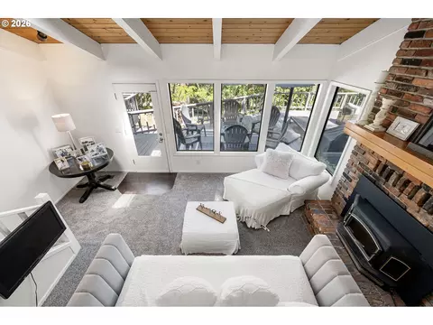 Living - 34846 Matthews Rd, Eugene, OR 97405 photo 3 of 9