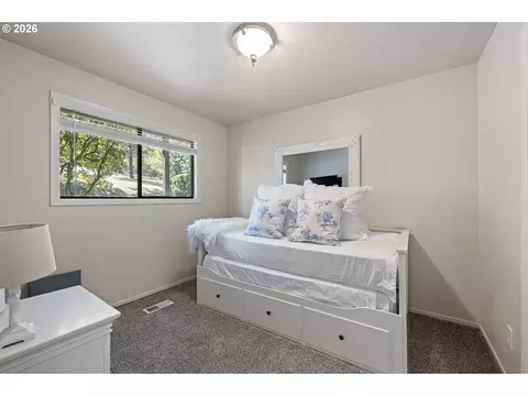 Bedroom - 34846 Matthews Rd, Eugene, OR 97405 photo 3 of 6