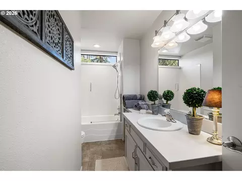 Bath - 34846 Matthews Rd, Eugene, OR 97405 photo 2 of 5