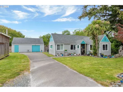 1052 Chicago Ave, Bandon, OR 97411