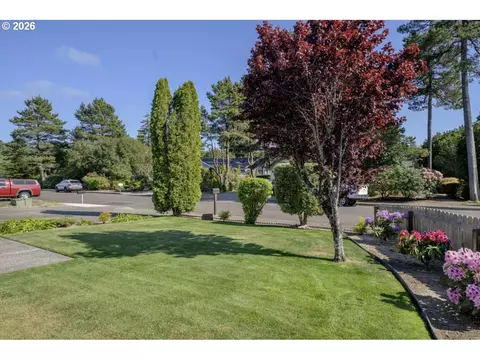 Exterior - 2019 40th St, Florence, OR 97439 photo 5 of 10
