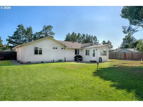 Exterior - 2019 40th St, Florence, OR 97439 photo 7 of 10