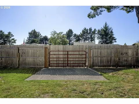 Exterior - 2019 40th St, Florence, OR 97439 photo 10 of 10