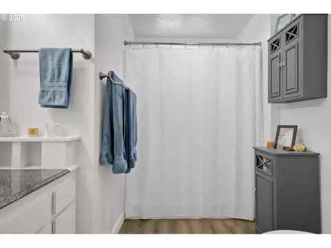 Bath - 2019 40th St, Florence, OR 97439 photo 2 of 4