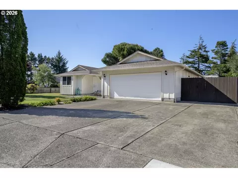Exterior - 2019 40th St, Florence, OR 97439 photo 2 of 10