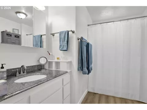 Bath - 2019 40th St, Florence, OR 97439 photo 1 of 4