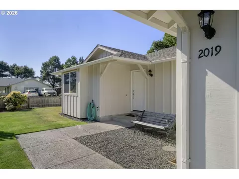 Exterior - 2019 40th St, Florence, OR 97439 photo 4 of 10