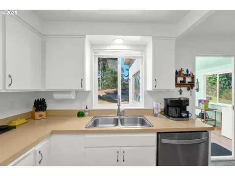Kitchen - 2019 40th St, Florence, OR 97439 photo 3 of 4