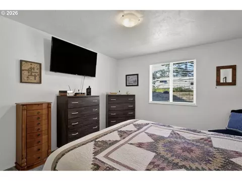 Bedroom - 2019 40th St, Florence, OR 97439 photo 3 of 6