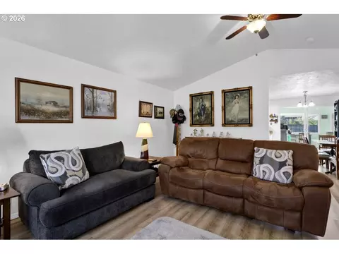 Living - 2019 40th St, Florence, OR 97439 photo 2 of 3