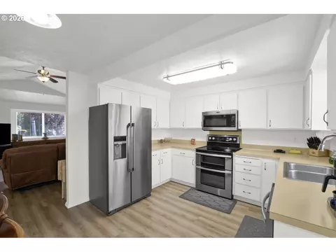 Kitchen - 2019 40th St, Florence, OR 97439 photo 2 of 4