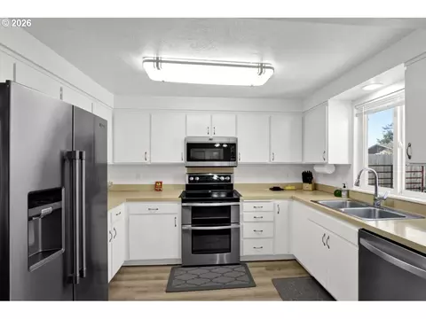 Kitchen - 2019 40th St, Florence, OR 97439 photo 4 of 4