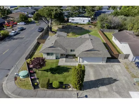 View/Area - 2019 40th St, Florence, OR 97439 photo 2 of 5