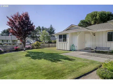 Exterior - 2019 40th St, Florence, OR 97439 photo 3 of 10
