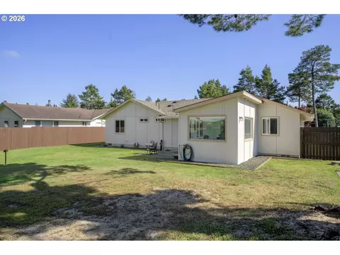 Exterior - 2019 40th St, Florence, OR 97439 photo 9 of 10