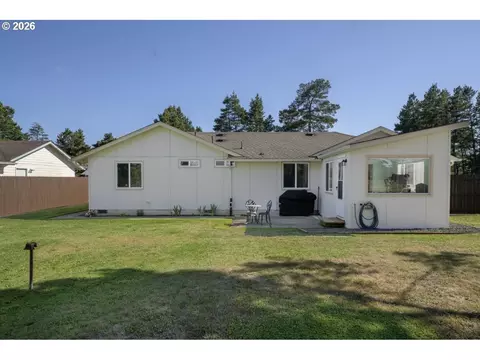 Exterior - 2019 40th St, Florence, OR 97439 photo 6 of 10