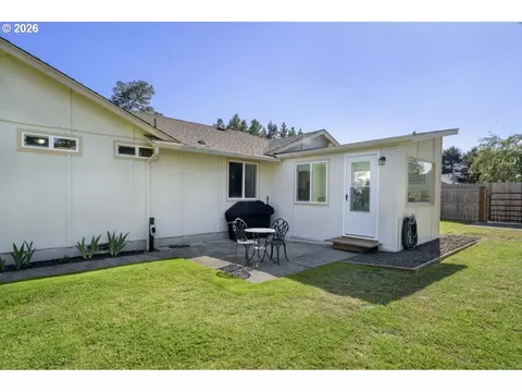 Exterior - 2019 40th St, Florence, OR 97439 photo 8 of 10