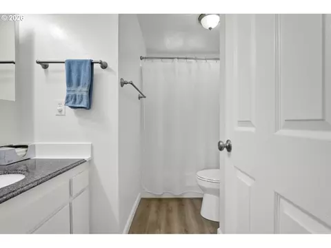 Bath - 2019 40th St, Florence, OR 97439 photo 4 of 4