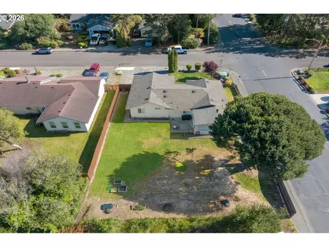 View/Area - 2019 40th St, Florence, OR 97439 photo 4 of 5