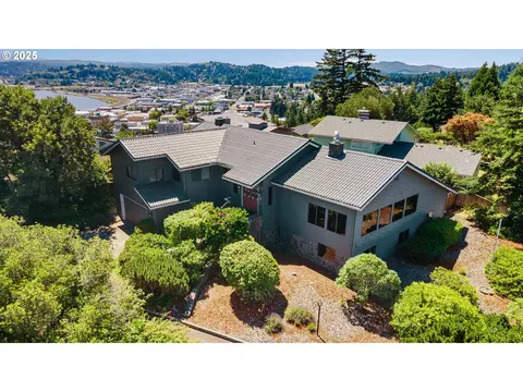 830 Signal Way, Coos Bay, OR 97420