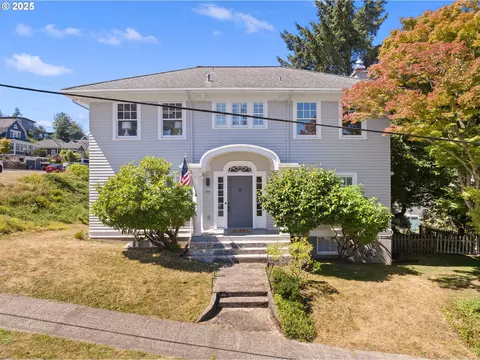 677 17th St, Astoria, OR 97103